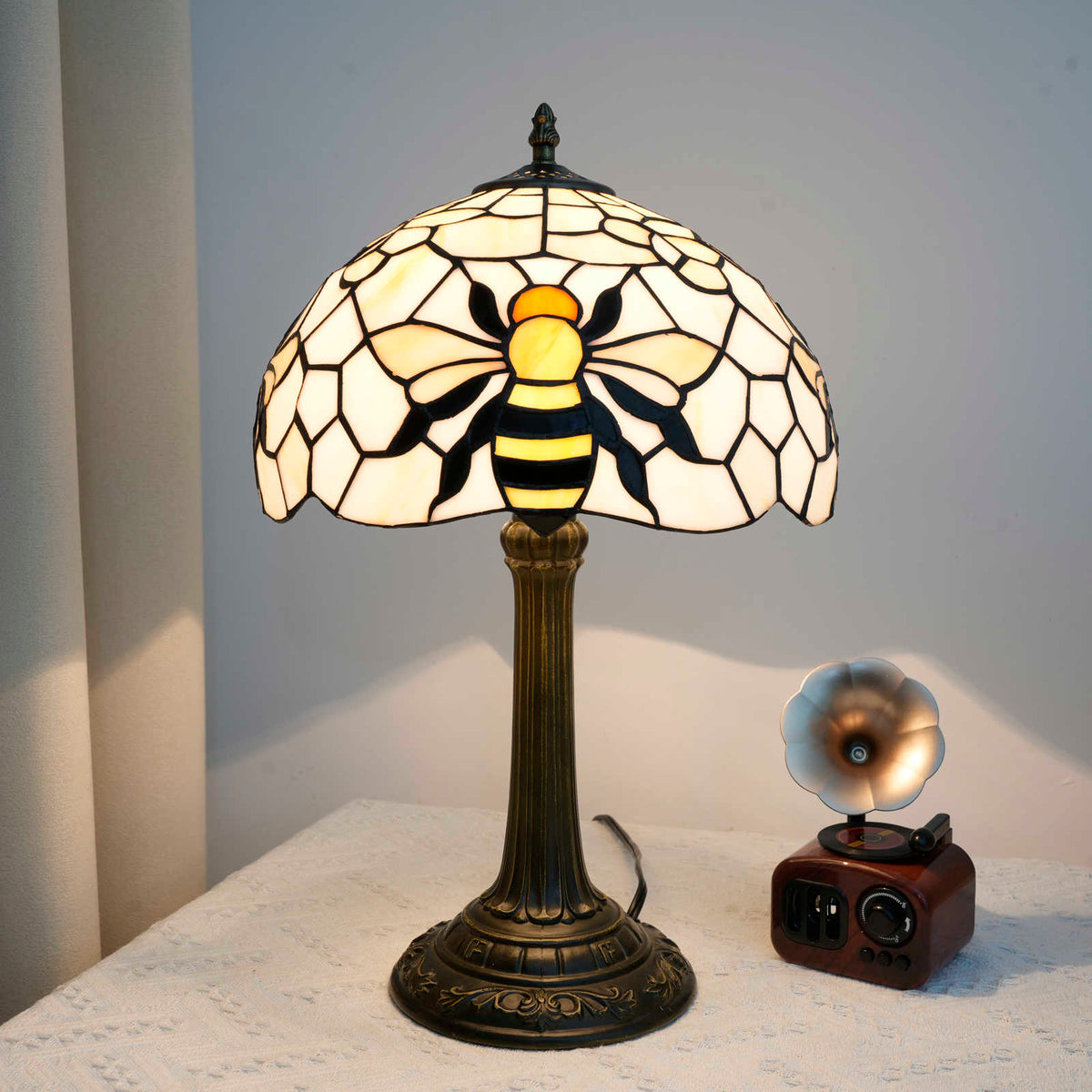TBL-002-058_little-bee-lamp-yellow_04.jpg