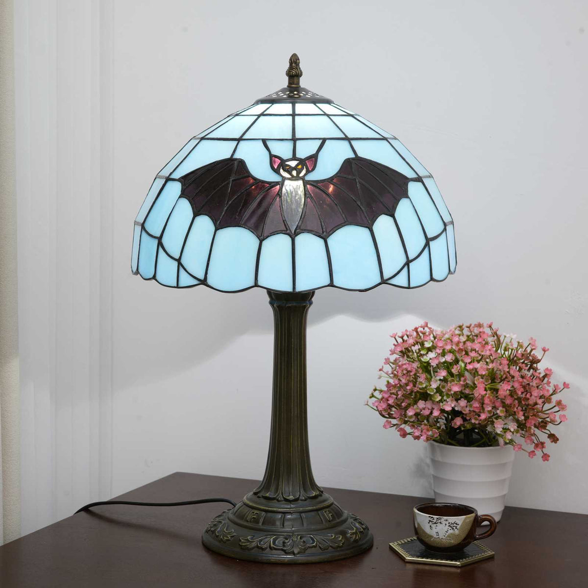 TBL-002-089_blue-background-bat-lamp_06.jpg