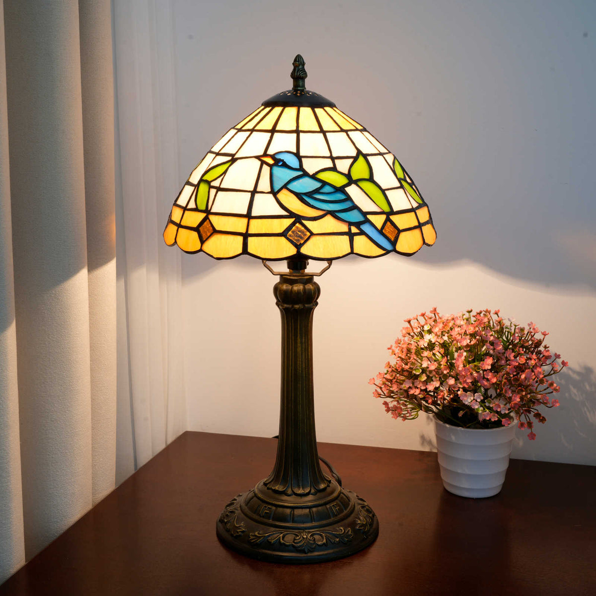 TBL-002-097_blue-robin-lamp-2_04.jpg