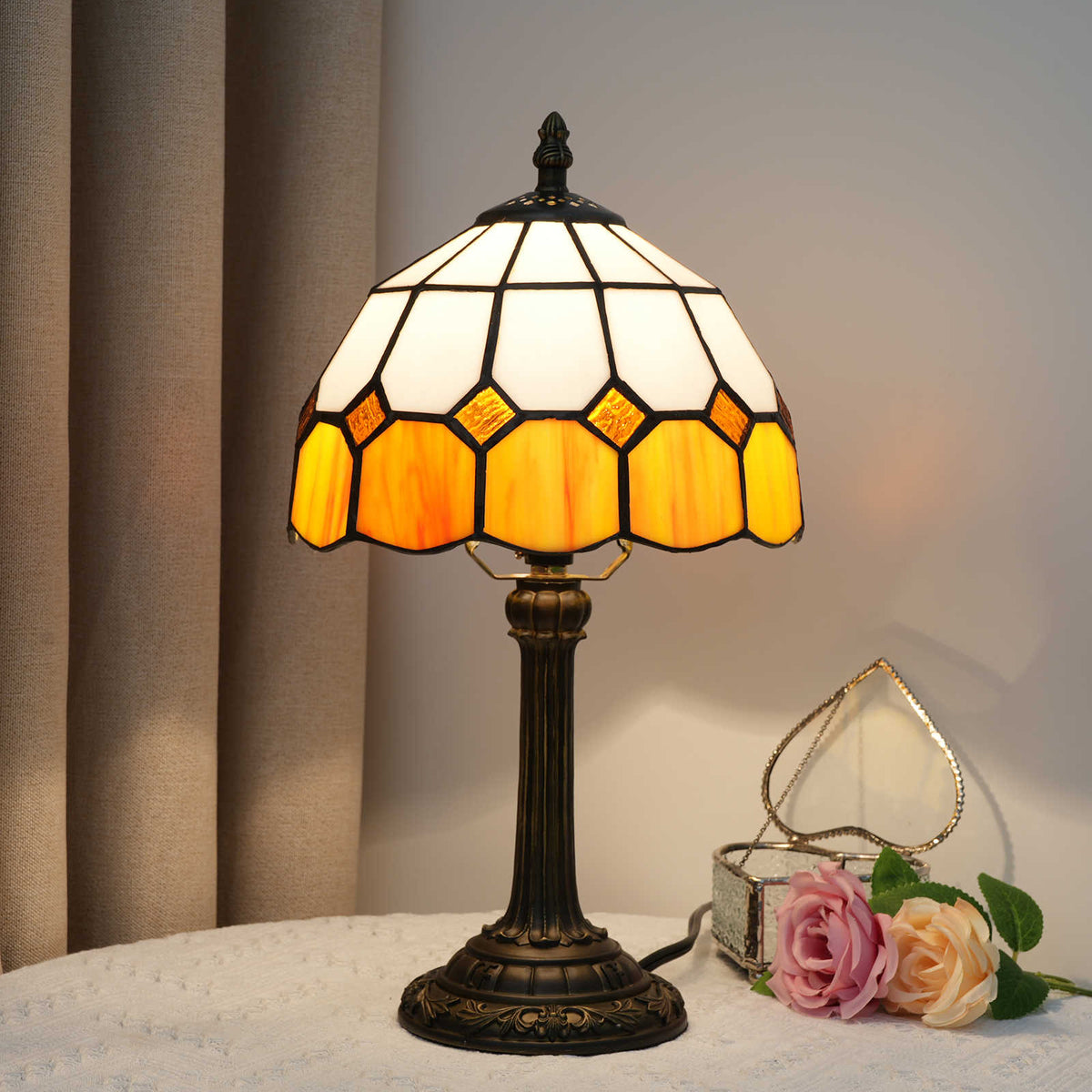 TBL-001-002_yellow-white-plaid-lamp_02.jpg