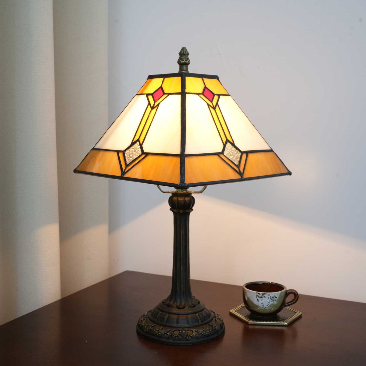 TBL-001-037_yellow-sword-square-lamp_06.jpg