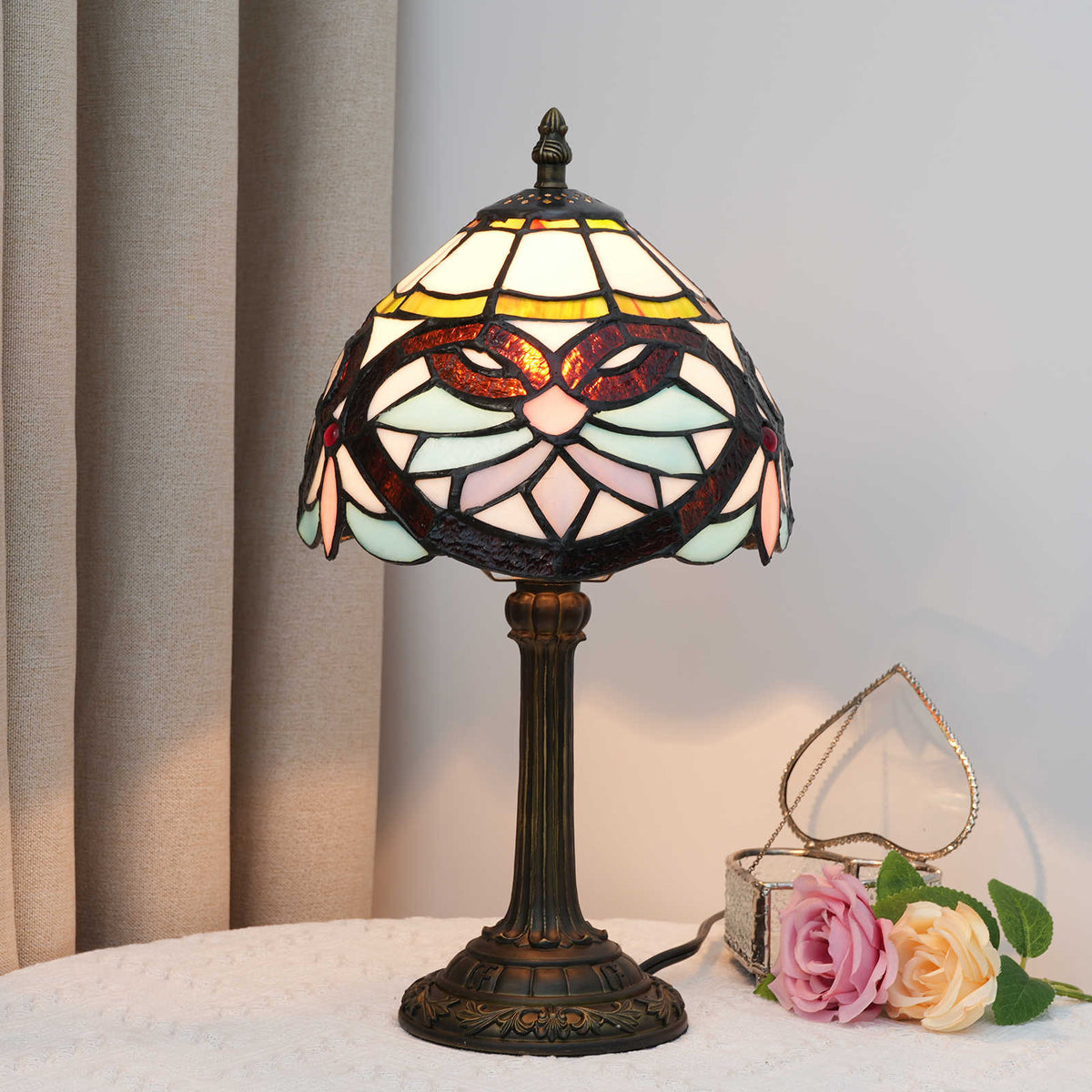 TBL-001-038_white-blue-baroque-lamp_02.jpg
