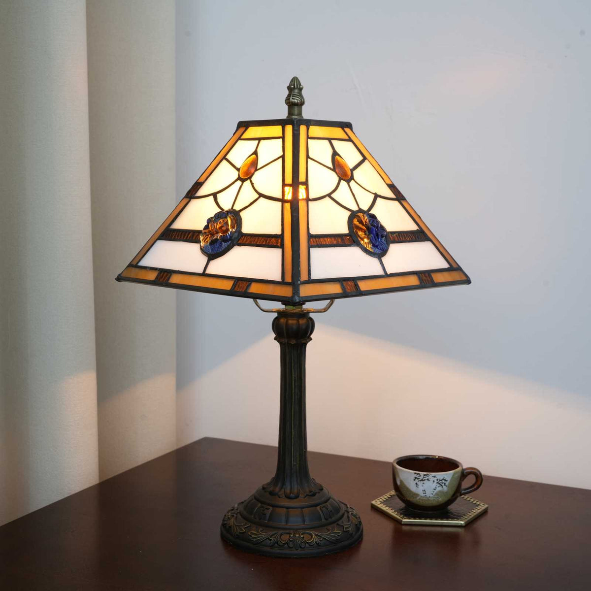 TBL-001-066_red-blue-rose-square-lamp_01.jpg