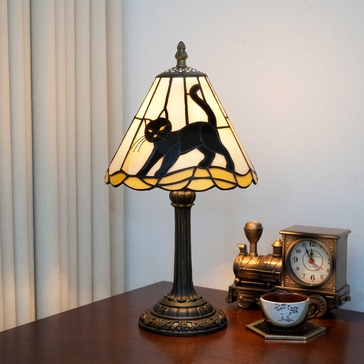 TBL-001-082_stretching-black-cat-lamp_09.jpg
