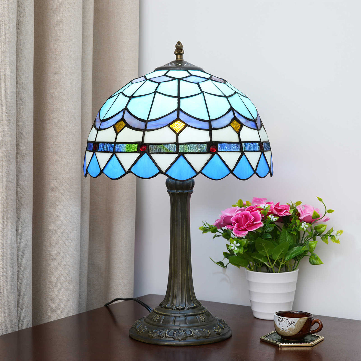 TBL-002-007_mediterranean-feather-lamp_01.jpg