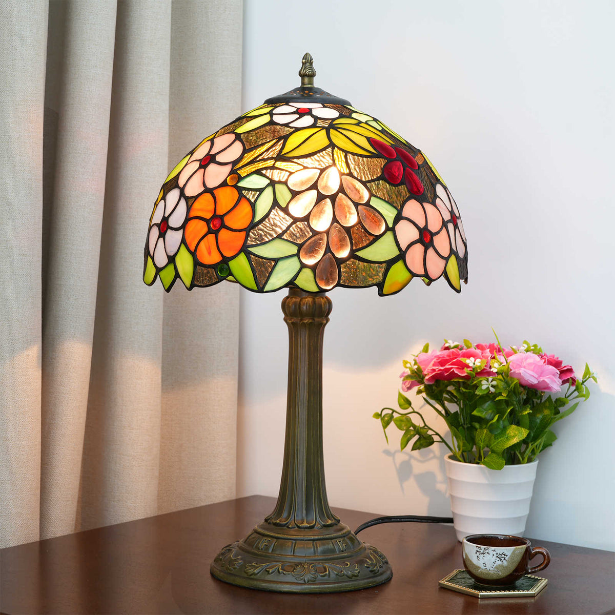 TBL-002-035_grape-blossoms-lamp_01.jpg
