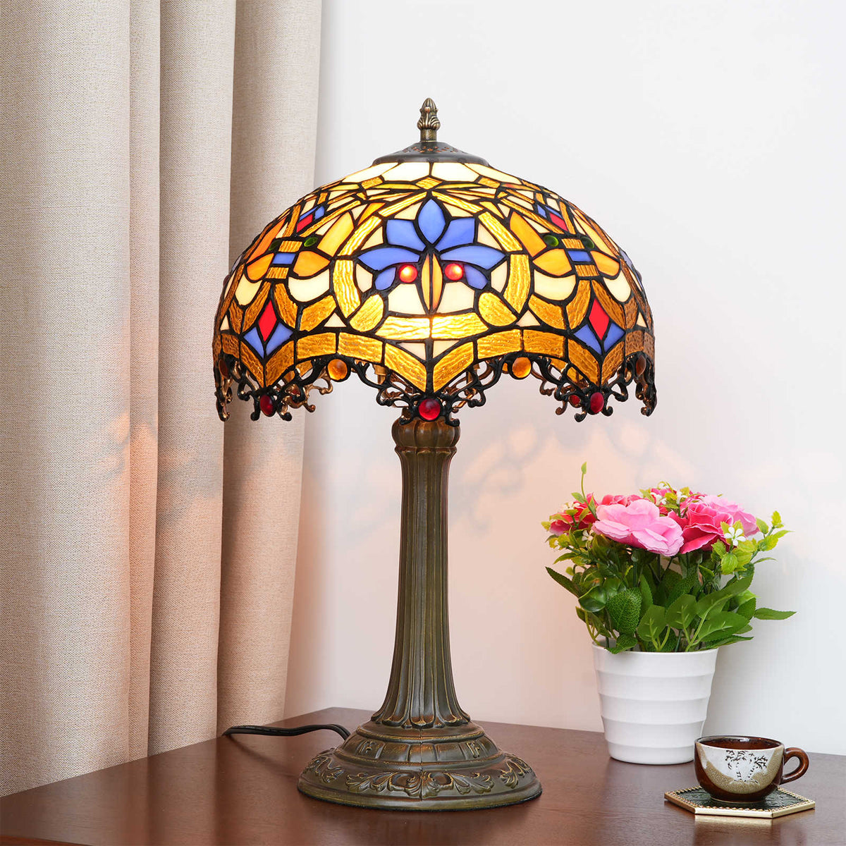TBL-002-038_love-beads-dragon-tail-lamp_05.jpg