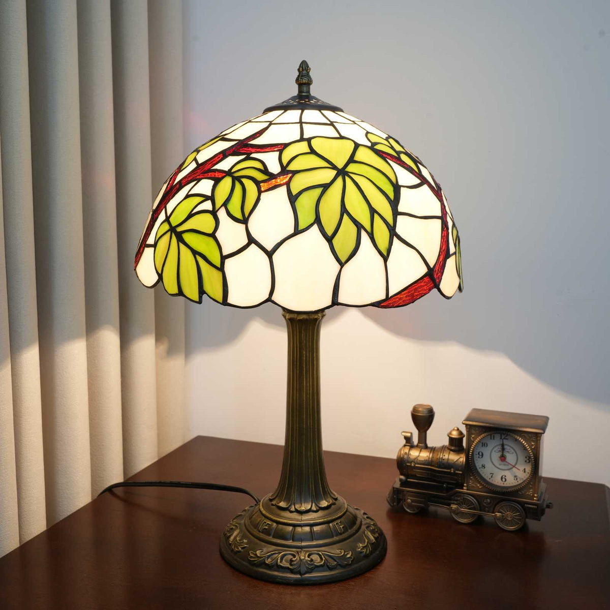 TBL-002-094_vine-green-leaves-lamp_03.jpg